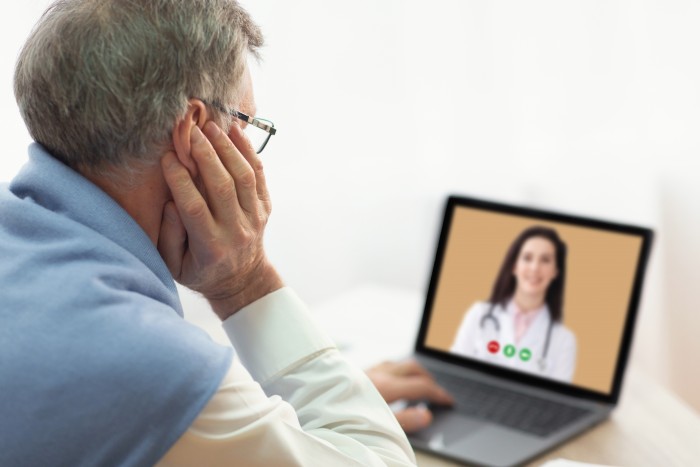 La télémédecine en action : un senior en téléconsultation depuis son domicile